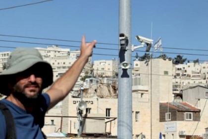 محظور دولياً..تقرير: الذئب الأزرق يخترق منازل المواطنين  في الخليل وينتهك خصوصيتهم