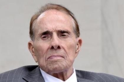 تنكيس الأعلام في أمريكا بعد وفاة السياسي الجمهوري بوب دول