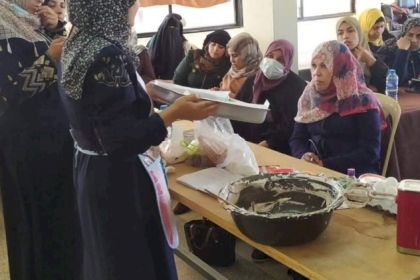 بالصور: لجنه المرأة العاملة في مجلس العمال بمحافظة خانيونس تنفذ ورشتين في إعداد و تزيين الكيك