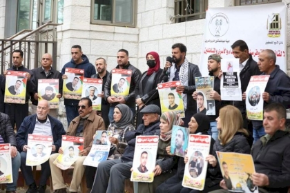 البيرة: وقفة أمام الصليب الأحمر دعما للأسرى في سجون الاحتلال