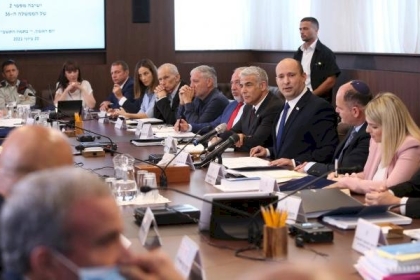 صحيفة عبرية تكشف عن استقالات جماعية في مكتب رئيس الوزراء الإسرائيلي