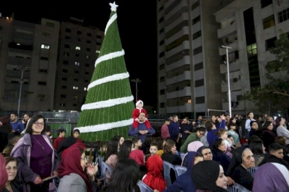 المسيحيون في غزة  يضيئون شجرة الميلاد في كنيسة العائلة المقدسة