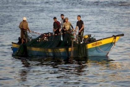 زوارق الاحتلال تطلق النار تجاه مراكب الصيادين جنوب غزة