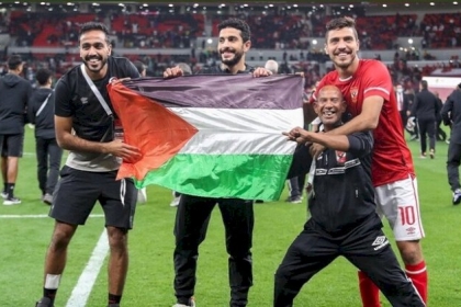 بالصور.. لاعبو الأهلي المصري يرفعون علم فلسطين بعد تتويجهم بالسوبر الإفريقي