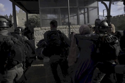 الاحتلال يفرض قيودا مشددة على أهالي مخيم شعفاط