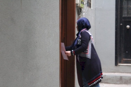 تيار الإصلاح الديمقراطي في الساحة اللبنانية يوزع بوسترات تربوية وثورية في مخيم نهر البارد