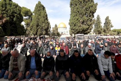 الأوقاف: (50) ألف مصلٍّ يؤدون صلاة الجمعة في "الأقصى"