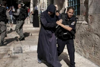 الاحتلال يبعد سيدة عن المسجد الأقصى ويقتحم سلوان