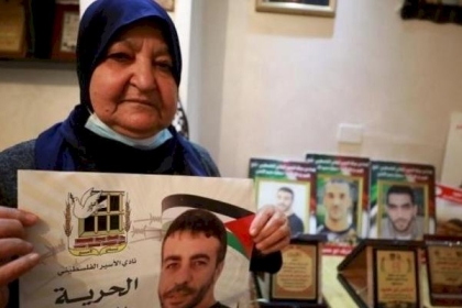والدة الأسير أبو حميد: تلقينا وعودات بالإفراج عن ابني ناصر خلال الساعات القادمة