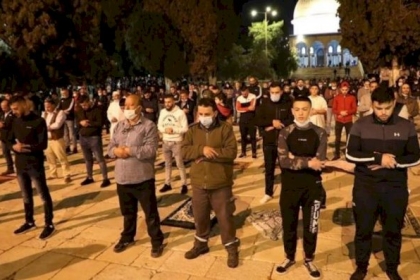 المئات يلبون نداء “الفجر العظيم” بالصلاة في المسجد الأقصى