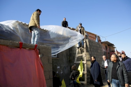 "دائماً معكم 3"..  حركة فتح بساحة غزة تستكمل لليوم الثاني تغطية أسقف المنازل المتضررة بسبب  المنخفض الجوي في مخيمات اللآجئين