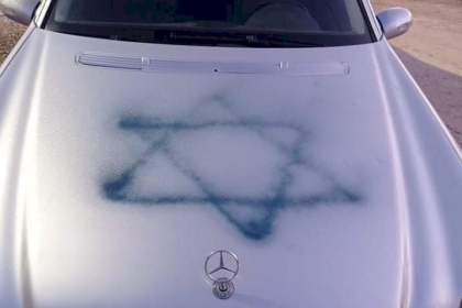 مستوطنون يعطبون إطارات 7 مركبات ويخطون شعارات عنصرية شمال سلفيت