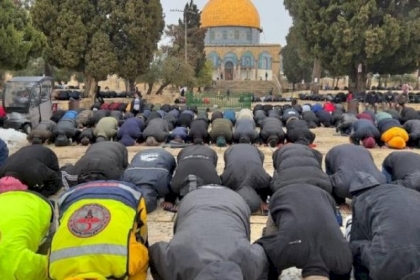 نحو الـ 60 ألف مصل يؤدون صلاة الجمعة في المسجد الأقصى