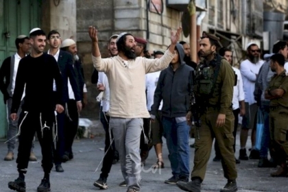 الخليل: مستوطنون يعتدون على مواطن ويعطبون إطارات مركبته في مسافر يطا