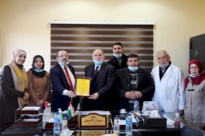 نقابة صيادلة فلسطين تهنئ شركة معامل الشرق الأوسط بحصولهم على "الايزو"