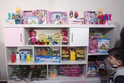 الأولى من نوعها.. أطفال غزة يتلقون علاجا عن طريق الالعاب داخل غرفة "العلاج باللعب"