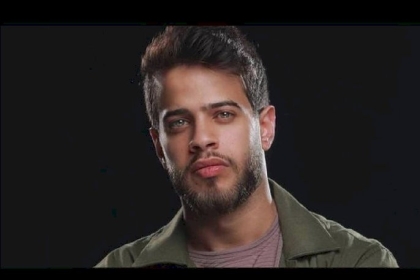 فيديو متداول للفنان المعتزل أدهم النابلسي وهو يؤذن لصلاة الجمعة