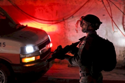 مستوطنون يهاجمون مركبات المواطنين قرب سنجل وحاجز "زعترة"