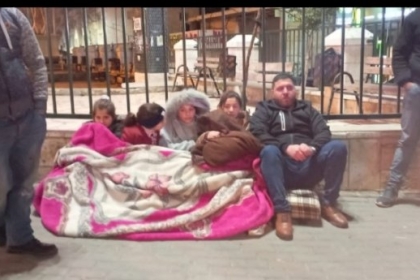 احتجاجًا على غلاء الاسعار مواطن يعتصم مع أطفاله في الخليل