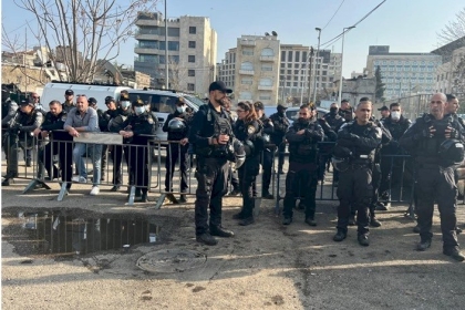 القدس: الاحتلال يعتقل شابا ويعتدي على عائلته في الشيخ جراح
