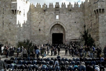 القدس: الاحتلال يعتدي على المتواجدين في منطقة باب العامود ويعتقل طفلاً وشابا