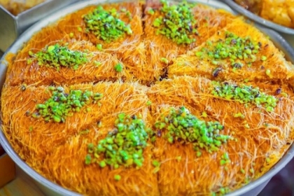 ورثه عن ابيه وجده...إقبال كبير على مصنع الغزالي لصناعة رشة الكنافة في غزة