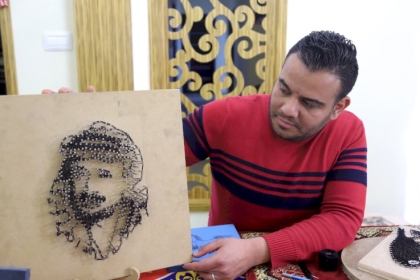 بالصور: بالمسامير والخيوط.. الفلسطيني نعيم معروف يرسم لوحات إبداعية تحاكي التراث