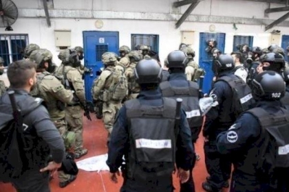 وحدات القمع تقتحم قسم (3) في سجن "ريمون" وتشرع بنقل جميع الأسرى القابعين فيه