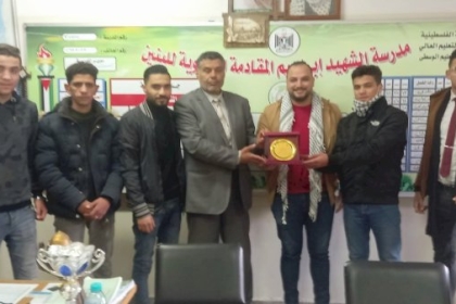الشبيبة الفتحاوية بمحافظة غزة  تزور مدرسة الشهيد إبراهيم المقادمة وتكرم مديرها
