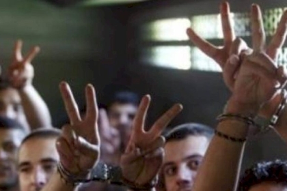 بعد توقفٍ لعامين.. استئناف برنامج زيارات ذوي أسرى قطاع غزة