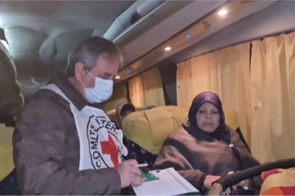 غزة: 40 مواطنا يزورون أبناءهم الأسرى في سجن "نفحة"