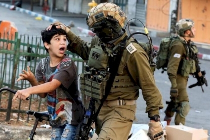في يوم الطفل الفلسطيني ..  الاحتلال اعتقل أكثر من 9000 طفل منذ عام 2015