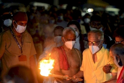 هندي يعود إلى منزله بعد مرور 24 ساعة على دفنه