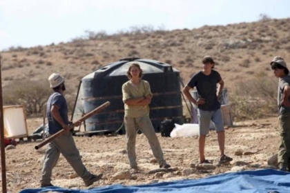 نابلس: مستوطنون يتلفون بركة مياه وشبكات ري ويسرقون مضخة في بيت دجن