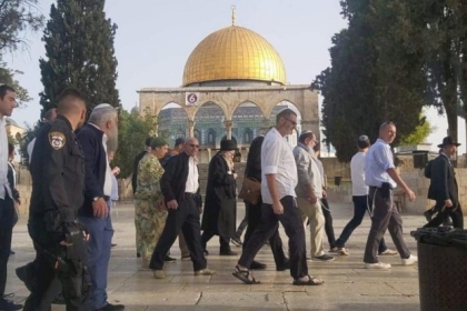 عشرات المستوطنين يقتحمون باحات الأقصى بحماية قوات الإحتلال