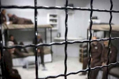 المعتقلان عواودة وريان يواصلان إضرابهما عن الطعام