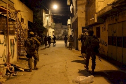 الاحتلال يستولي على مضخة باطون وشاحنة غرب نابلس