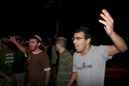 مستوطنون يعتدون بالضرب على شاب في القدس