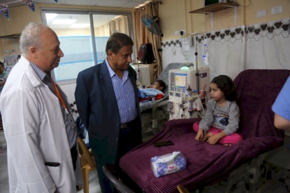 بدعم النائب دحلان .. بالفيديو والصور: كتلة فتح البرلمانية  تواصل حملة سواعد الخير بتقديم هدايا للأطفال المرضى  واحتياجات لدار الوفاء للمسنين  