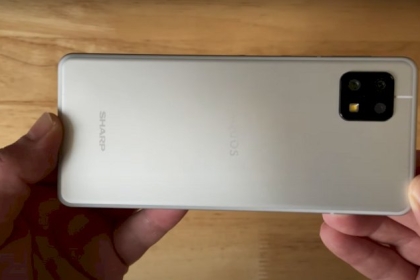 Sharp تعود للمنافسة في سوق الهواتف الذكية بجهاز جديد