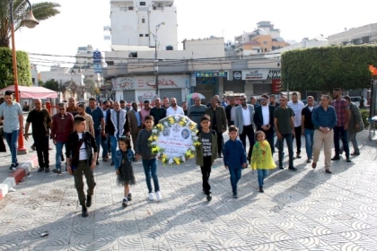 فيديو..حركة فتح ساحة غزة تضع إكليلاً من الزهور باسم النائب محمد دحلان على النصب التذكاري لـ"الجندي المجهول" في غزة