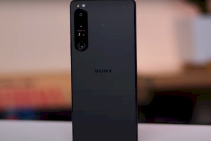 سوني تتحدى سامسونغ وآبل بهاتفها الجديد