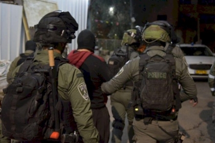 اعتقال مواطن بعد اعتداء قوات الاحتلال والمستوطنين على مجموعة من الرعاة جنوب الخليل