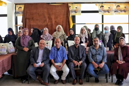 المرأة العاملة بمجلس العمال تُكرم مجموعة من العاملات باللجنة بمحافظة خانيونس