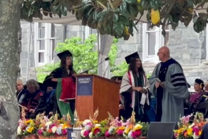 بالفيديو: طالبة فلسطينية ترفع العلم وترفض مصافحة وزير الخارجية الأمريكي أنتوني بلينكن