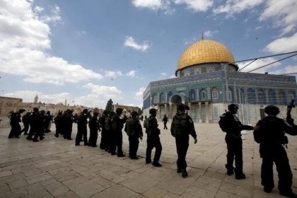 الاحتلال يبعد 3 شبان مقدسيين عن البلدة القديمة لمدة شهر