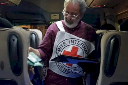 الصليب الأحمر: مغادرة ٨ من أهالي معتقلي غزة لزيارة 4 من أبنائهم في سجن "ايشل"