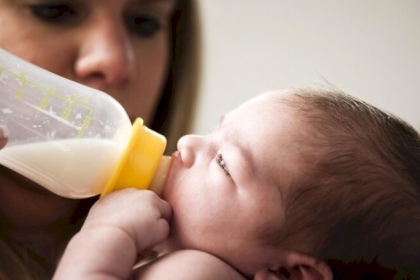 لماذا لا يستطيع الرضع شرب حليب البقر؟