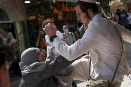 مستوطن يعتدي على مسنة مقدسية