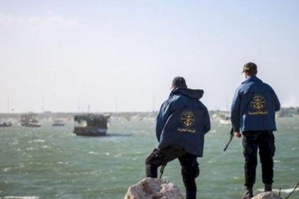 غزة: الشرطة البحرية تمنع الغوص الليلي لصيادي البارودة
